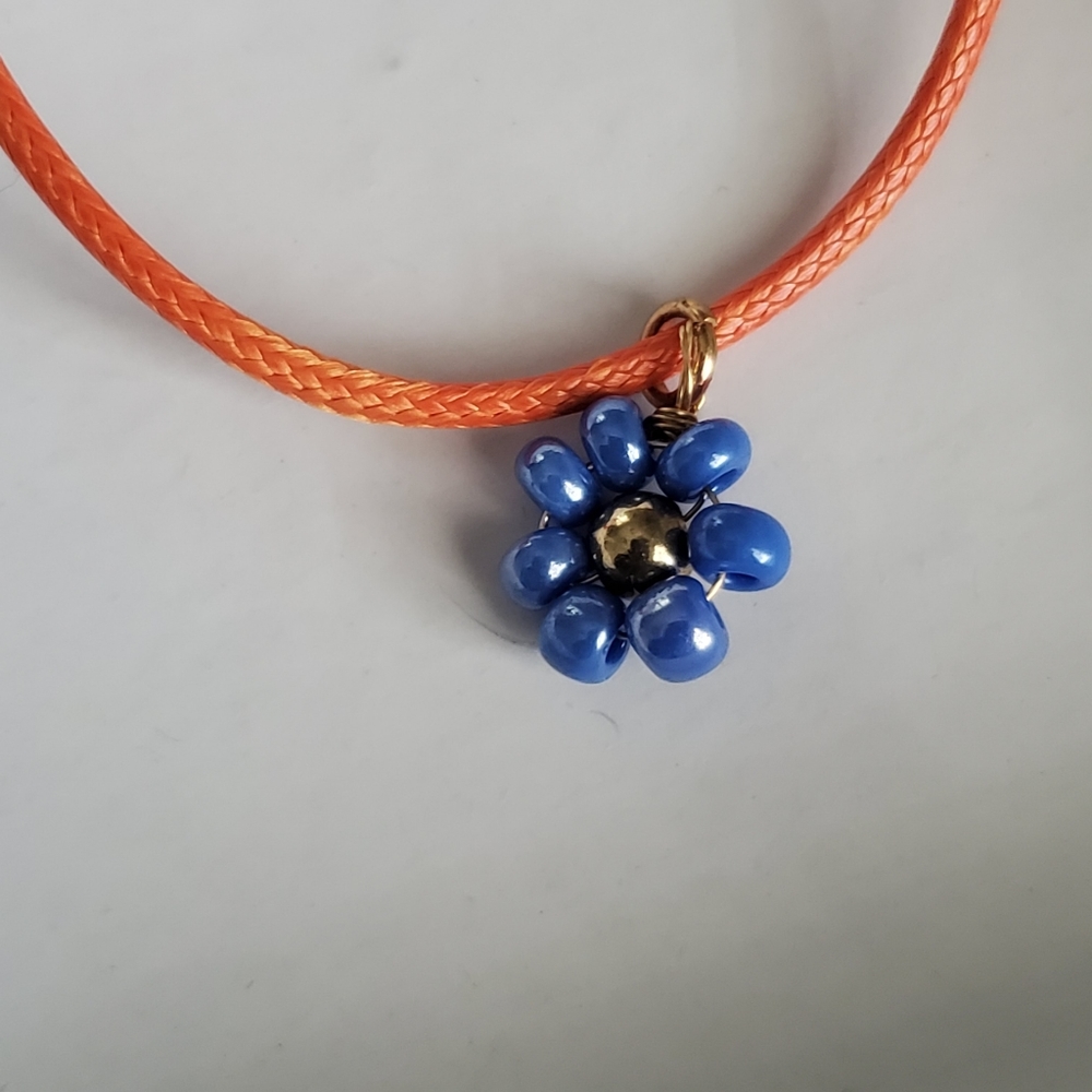 Make your own dainty bead flower necklace (blue)